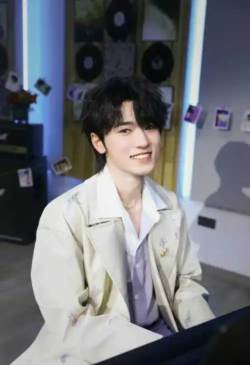 宋亚轩,2004年3月4日出生于山东省滨州市博兴县,中国内地男歌手,演员