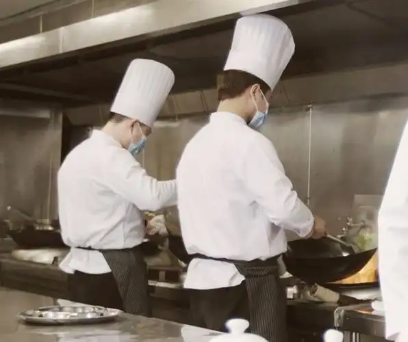 高温炉火边上,一大早营养餐厨师就挥汗如雨    这是早上10点的厨房