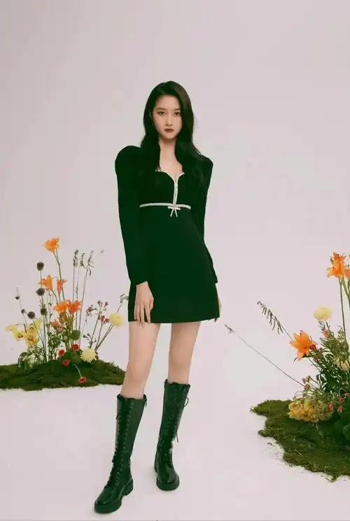 关晓彤这样穿真好看,黑色镶钻连衣裙配高筒靴,九头身身材挡不住_设计