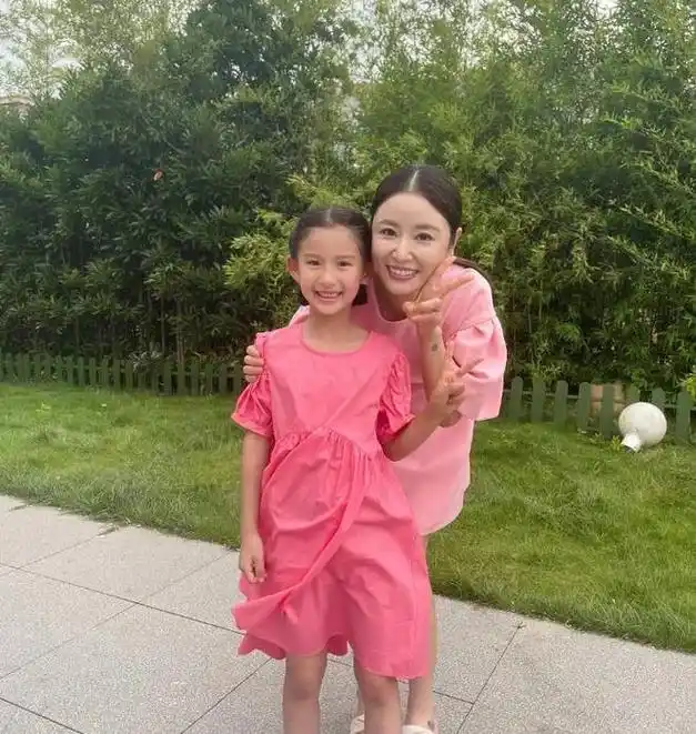 林心如一家3口日本海边旅游,6岁小海豚气质出众,霍建华变瘦变帅_越想