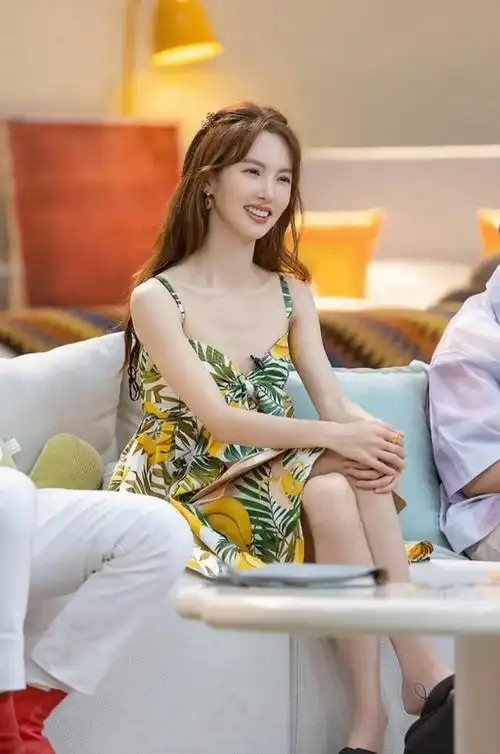 《孤注一掷》隐藏的穿搭高手,金晨衣品与颜值在线,初秋穿搭pick