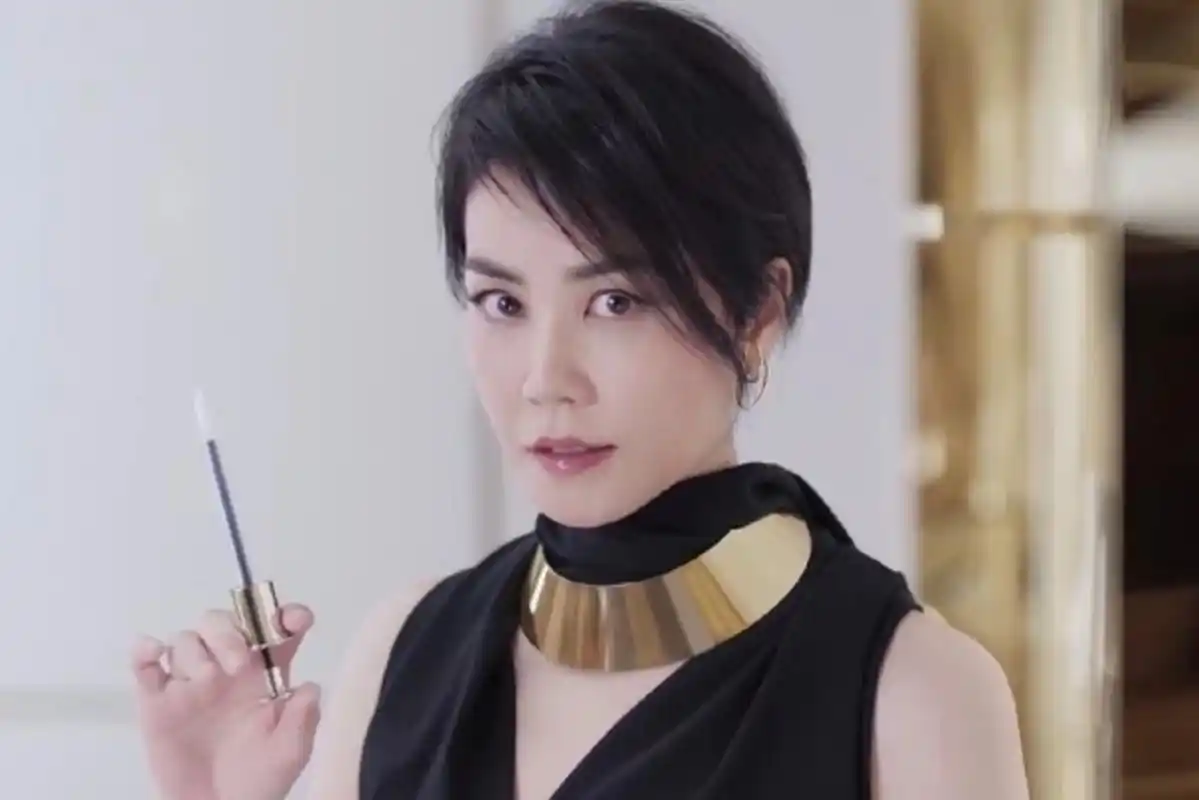 王菲随性的模样真美,光着脚拍大片,简单配条直筒裤就很有高级感.