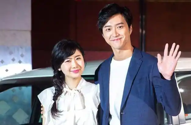 赵丽颖穿金色凤凰裙 一颦一笑优雅大气胡杏儿为富豪老公庆生 怀抱3个