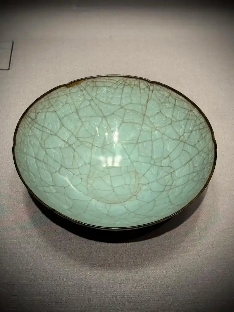 逛遍东京最爱此件官窑葵口碗.#器物之美 #宋瓷 #南宋官窑