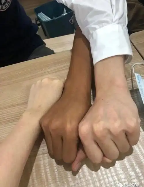 三人肤色对比仿佛奥利奥,不对,是利奥利.前两天,伍嘉成