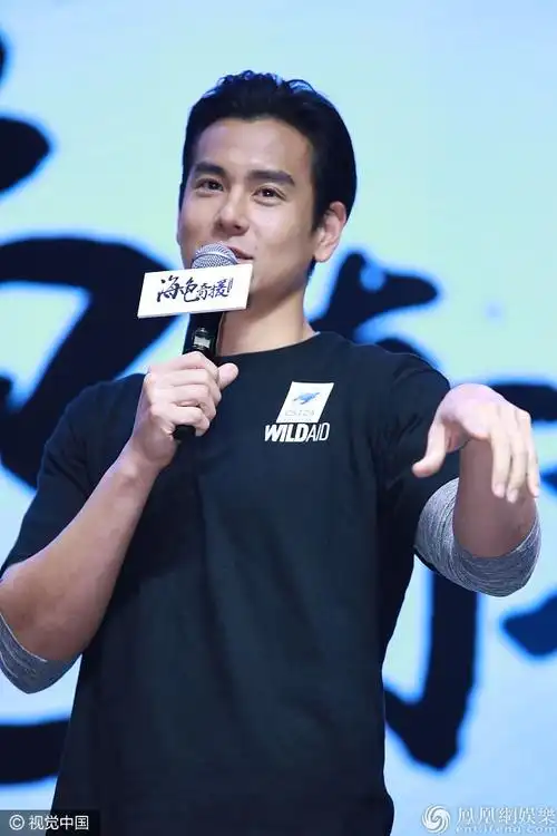 彭于晏这身材也太好了吧,穿黑t难掩壮硕胸肌荷尔蒙爆棚