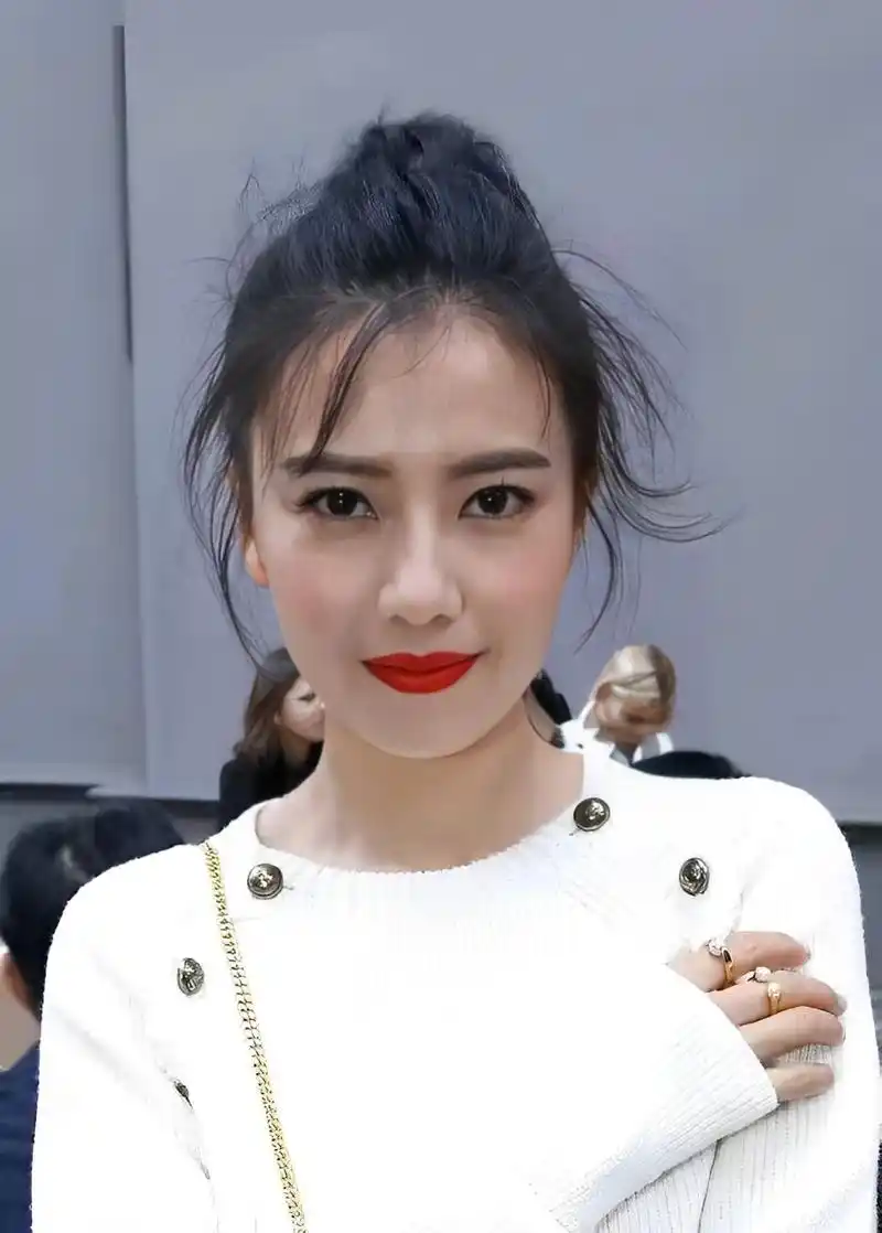 不过,高圆圆在镜头前仍然对穿着打扮有着非常个人