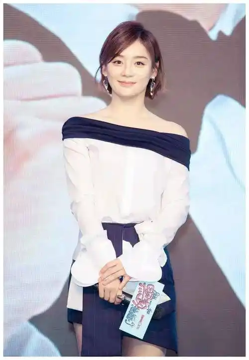 袁姗姗厉害了,穿吊带衬衫大玩锁骨杀,配高腰裤穿出身高两米气场_时尚