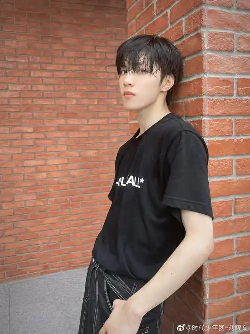 刘耀文课间随拍,湿发文哥上线,努力练习的日常__财经头条