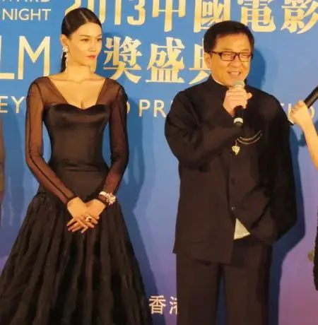 张蓝心和成龙大哥接受采访