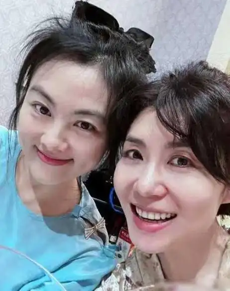 49岁李健高调秀恩爱与妻子孟小蓓首次高清正脸曝光笑容灿烂