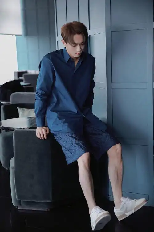 许凯克莱因蓝写真尽显白皙皮肤 同色长衬衫配短裤混搭风上线_凤凰网