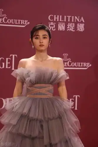 张子枫为秀身材也拼了抹胸裙腰带勒4圈直角肩小蛮腰都有了