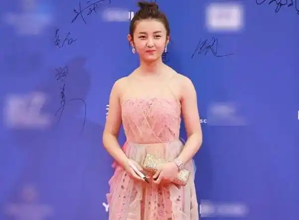 张子枫的变化真的非常的大,她的斜方肌直接变成了天鹅颈,而且还有直角