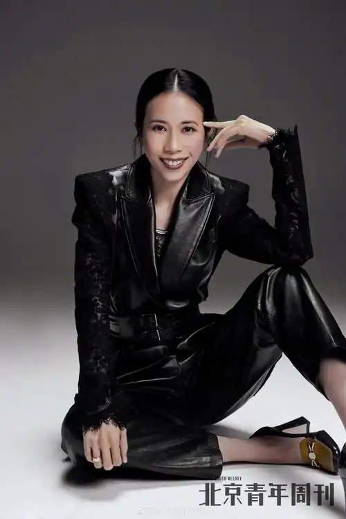 莫文蔚穿黑色皮衣拍写真魅力十足 衣袖蕾丝设计时尚__凤凰网