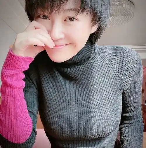 许晴近照瘦成锥子脸52岁身材超辣意外曝光上亿豪宅内景