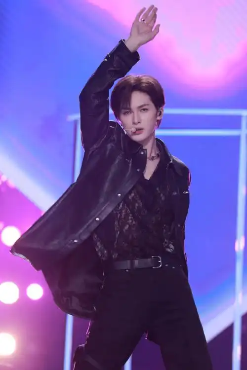 发福利#大家周五快乐今天来提名你最喜欢的舞台造型吧@theo-朱正廷