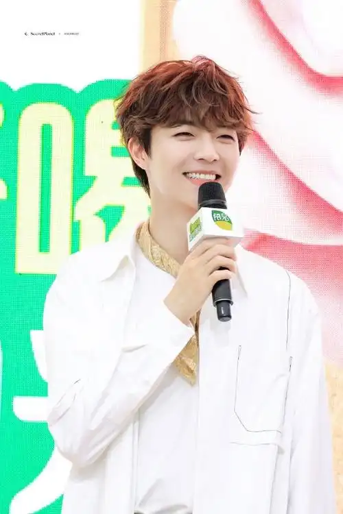 陈立农深圳活动路透#  陈立农今日深圳线下活动路透  笑容治愈白衬衫