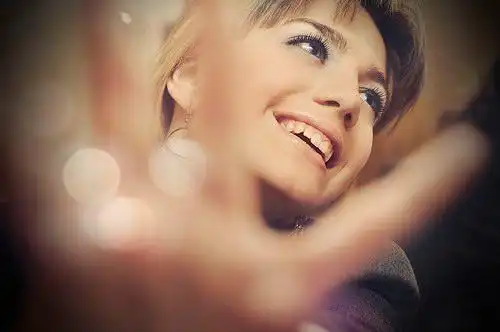 没有谁为了要我微笑而拼命想要讨好miss a person, two people of the