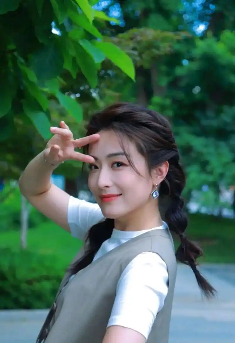 徐百卉校园随拍,扎麻花辫,甜美又减龄  徐百卉身穿军绿色裤装搭配白色