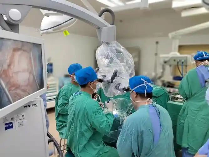 兰大二院神经外科成功实施一例机器人辅助下微创治疗高血压脑出血的