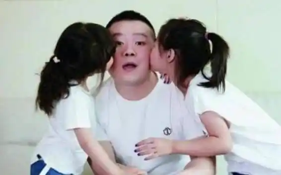 走红后给5个姐姐买房买车,跟师傅签下十年合约_岳云鹏_郭德纲_相声