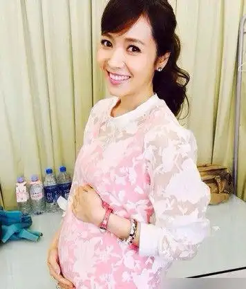 李小璐性感,杨幂没变化,刘涛沉稳 15,侯佩岑孕照:在真人秀《爸爸回来