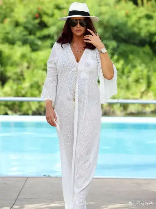 英国真人秀女星amychilds体态丰腴优雅性感