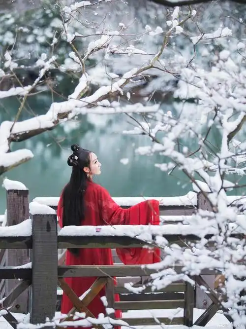那绿茵,那雪景,那白云,仍清晰如昨,常在梦中萦回.
