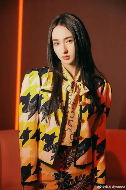 近年来,娱乐圈涌现出一批批新生代明星,95后小花刚刚站稳脚跟,00后