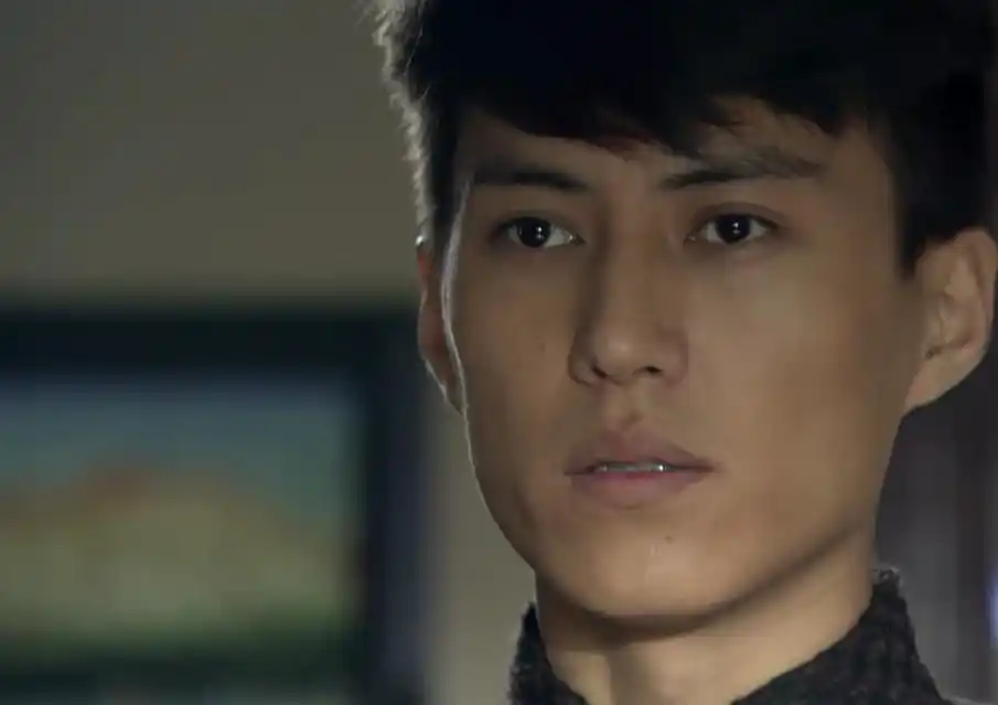 靳东年轻时长相普通,如今逆袭成为"叔圈"扛把子