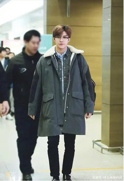 奶萌"贵族王子"吴世勋机场上演"拖鞋时尚"玩转不一样的style