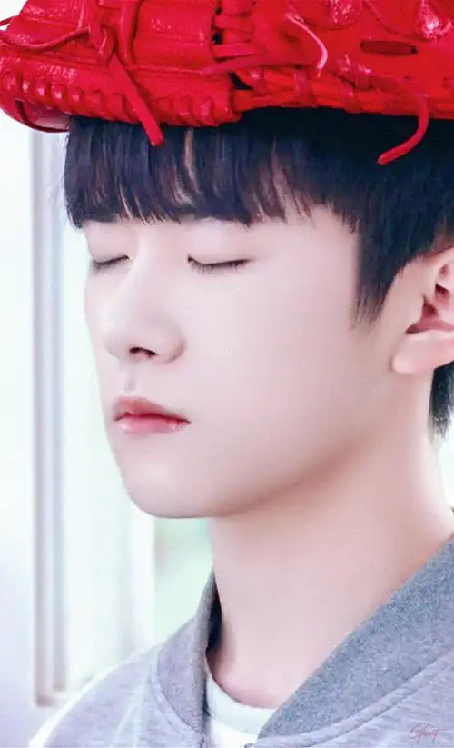 好喜欢尹柯罚站这里的各种截图,眼睛真的太清澈了#易烊千玺电影小小的