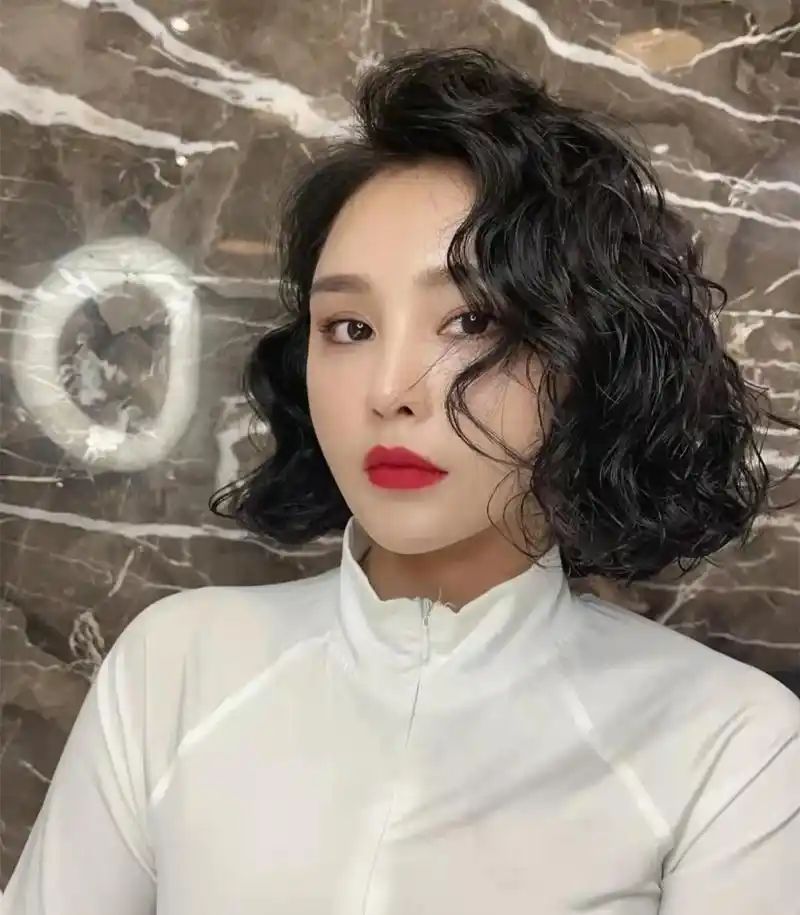 9款适合40到60岁女人的烫发,都是现在流行款式,时尚减龄好打理