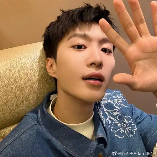 天啊跑男路透范丞丞短发 黑框眼镜 完全男大!完全击中!完全喜欢!