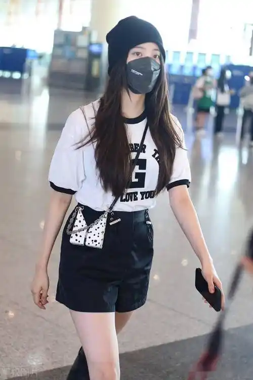 欧阳娜娜黑白风搭长筒靴活泼俏皮时尚范儿足