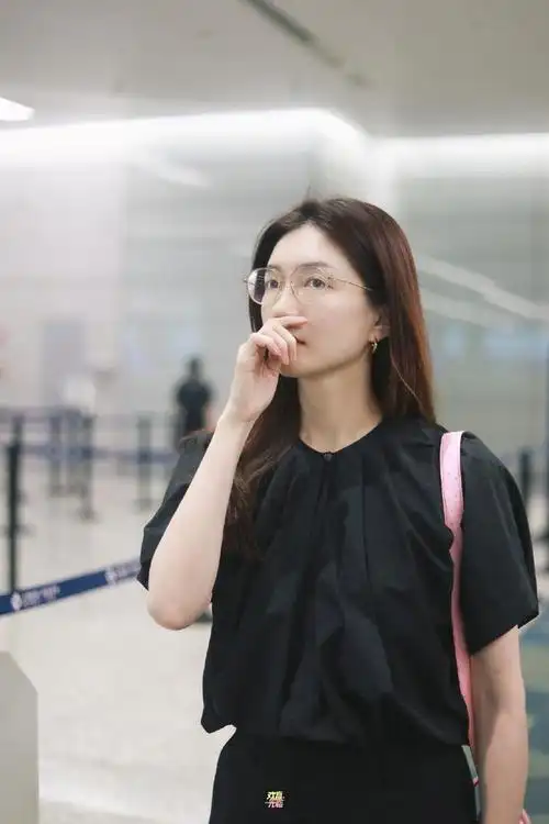 江疏影机场惊艳亮相,素颜之美令人惊叹!