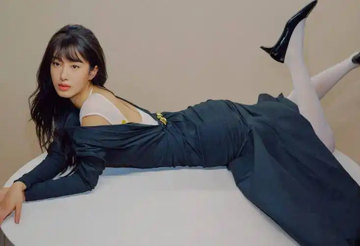 杨采钰穿白色吊带又纯又欲 长发飘扬慵懒气质撩人_形象_整体_魅力