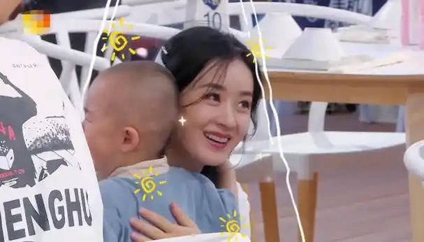 赵丽颖晒与儿子合照,母子互动尽显俏皮,仨人一块游玩氛围轻松