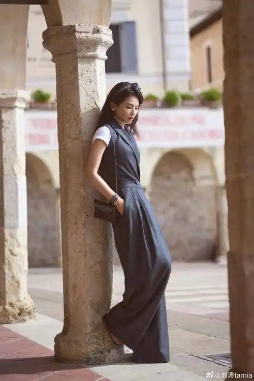 刘涛带火了一种穿搭叫"看起来贵",黑灰色老钱风搭爱马仕,很飒_包包