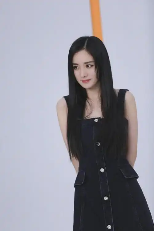 35岁杨幂近况曝光身材发福严重下巴宽大蚂蚁腰也不见了