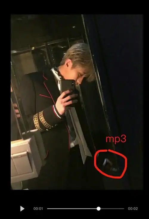 偶像练习生蔡徐坤抽烟吗