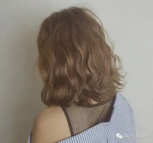 (没有花,只有波纹,易打理)2,不需烫到发根,弹性不很强,头发不是很蓬松