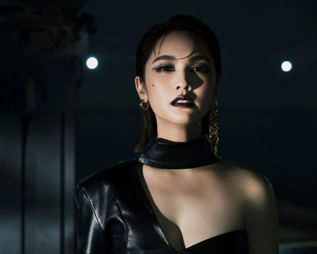 《闪光的乐队》杨丞琳暗黑系风格,女王范十足,杨坤唱功惊艳全网_腾讯