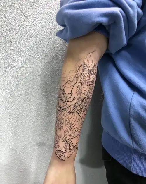 小臂线条纹身图片_手臂新传统纹身图案