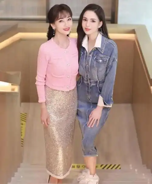 赵雅芝和李若彤的合照中,她们换了多套服装,每一套都有自己的特色.