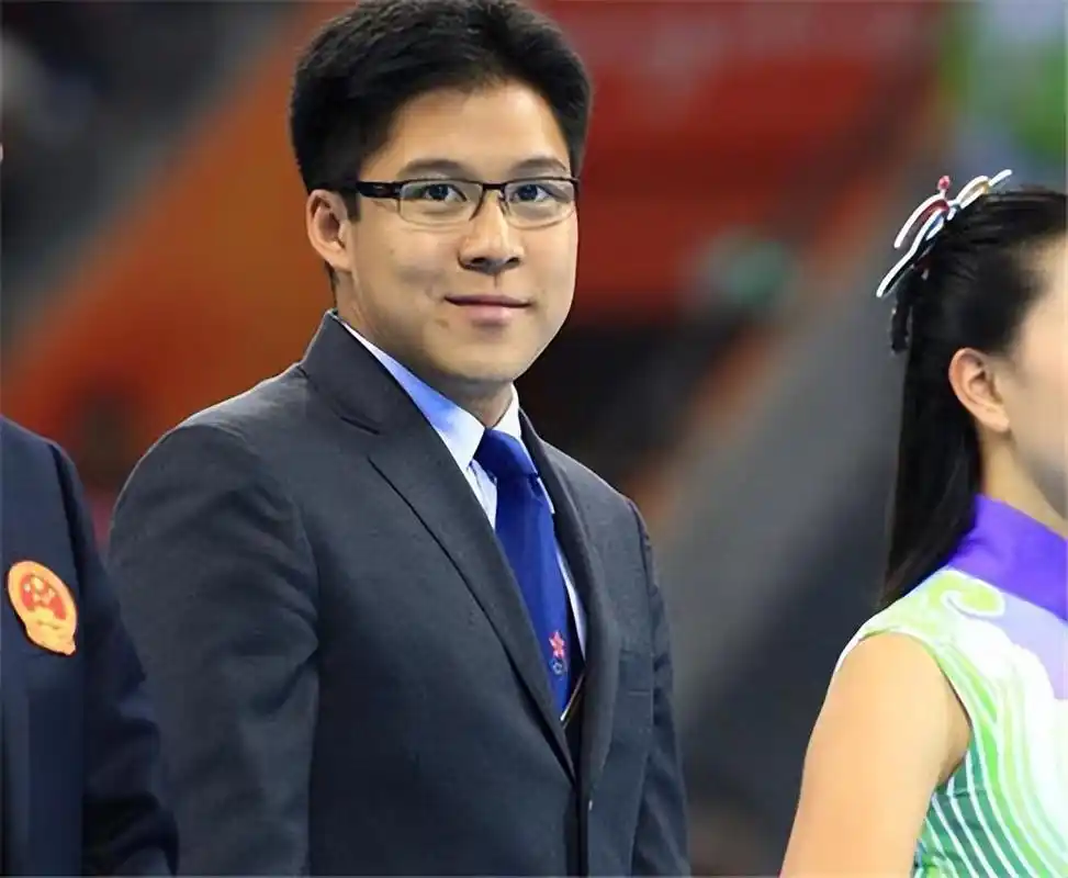 霍启刚晒全家福为郭晶晶过母亲节3子女全部正脸出镜像复制粘贴