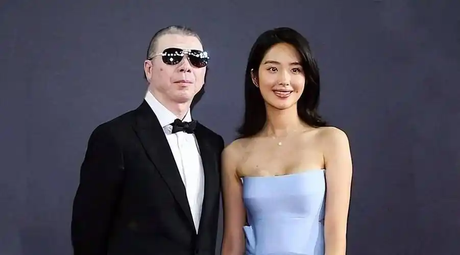 还有一个神奇的地方——同时捧出三个当红女星:苗苗,钟楚曦,杨采钰