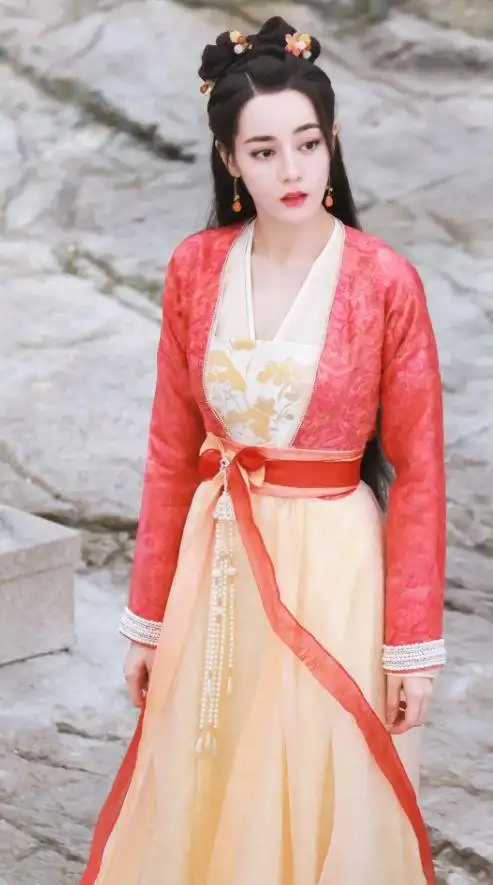 原创迪丽热巴新剧路透照,古装造型清新灵动,美回"小凤九"