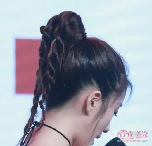 其中一部分发丝缠绕在马尾辫的根部,另外两部分发丝做成两股扭转编发